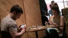 12 photos qui prouvent que la génération Y est accro aux smartphones