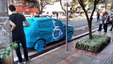 Il se gare sur une place handicapé et retrouve sa voiture couverte de post-it