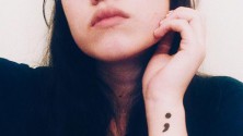 Le tatouage point-virgule pour lutter contre les troubles mentaux