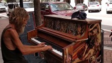 Un SDF prodigieux émeut la toile avec ses talents de pianiste