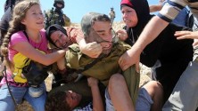 Un soldat israélien maltraite un enfant palestinien de 12 ans