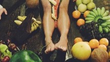 Australie: femmes nues et fruits au menu dans un bar pour servir les clients