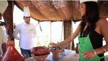 Shay Mitchell prépare un tajine à Marrakesh et le résultat est surprenant