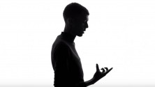Vidéo: Stromae crée le buzz avec la chorégraphie bluffante de son dernier clip