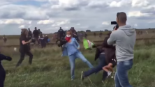 Une journaliste Hongroise fait un croche-pied et donne des coups à des réfugiés