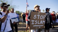 Venue manifester contre l&rsquo;Islam, elle change d&rsquo;avis après avoir rencontré des musulmans