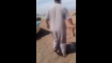 Quand un barbu chasse des couples sur une plage algérienne avec un bâton