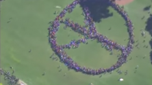 Pour l&rsquo;anniversaire de John Lennon: Un gigantesque signe de paix formé par 2 000 personnes