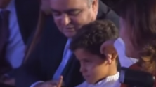 Cristiano Ronaldo junior fait un doigt d&rsquo;honneur à son père lors de la cérémonie du Soulier d&rsquo;or