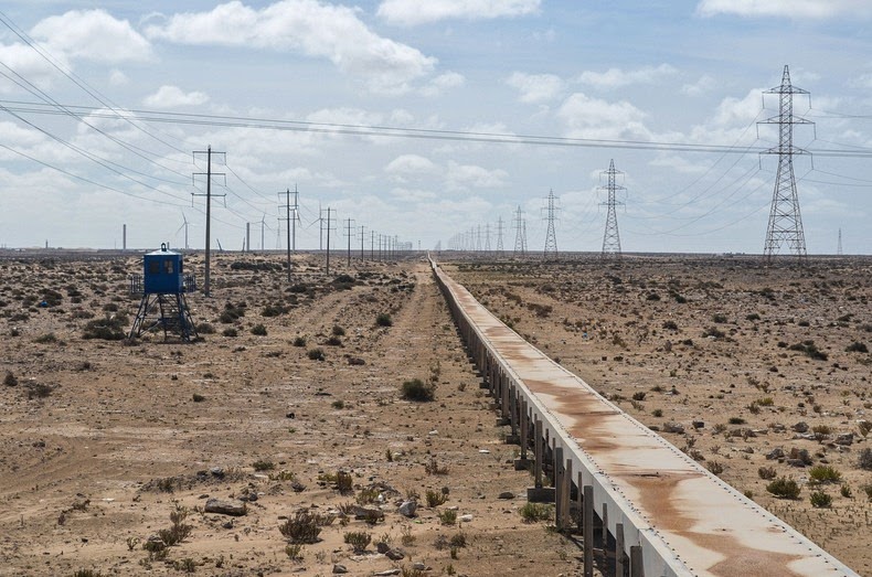 La mine de phosphate à Bou Craa au Sahara Marocain et le point de départ d'une bande transporteuse de 150 kilomètres de long jusqu'au port de Laâyoune.