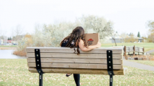En couple avec sa pizza, cette jeune étudiante envoie un message fort aux célibataires