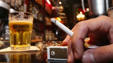Pourquoi boire de l&rsquo;alcool vous donne envie de fumer ?
