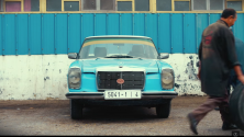 Un conducteur de taxi marocain raconte son histoire avec sa Mercedes 240 qui a plus de 40 ans