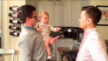 La réaction marrante d&rsquo;un bébé face au jumeau de son papa