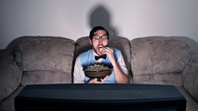 Voici pourquoi regarder une série à la maison est mieux que de sortir avec ses amis