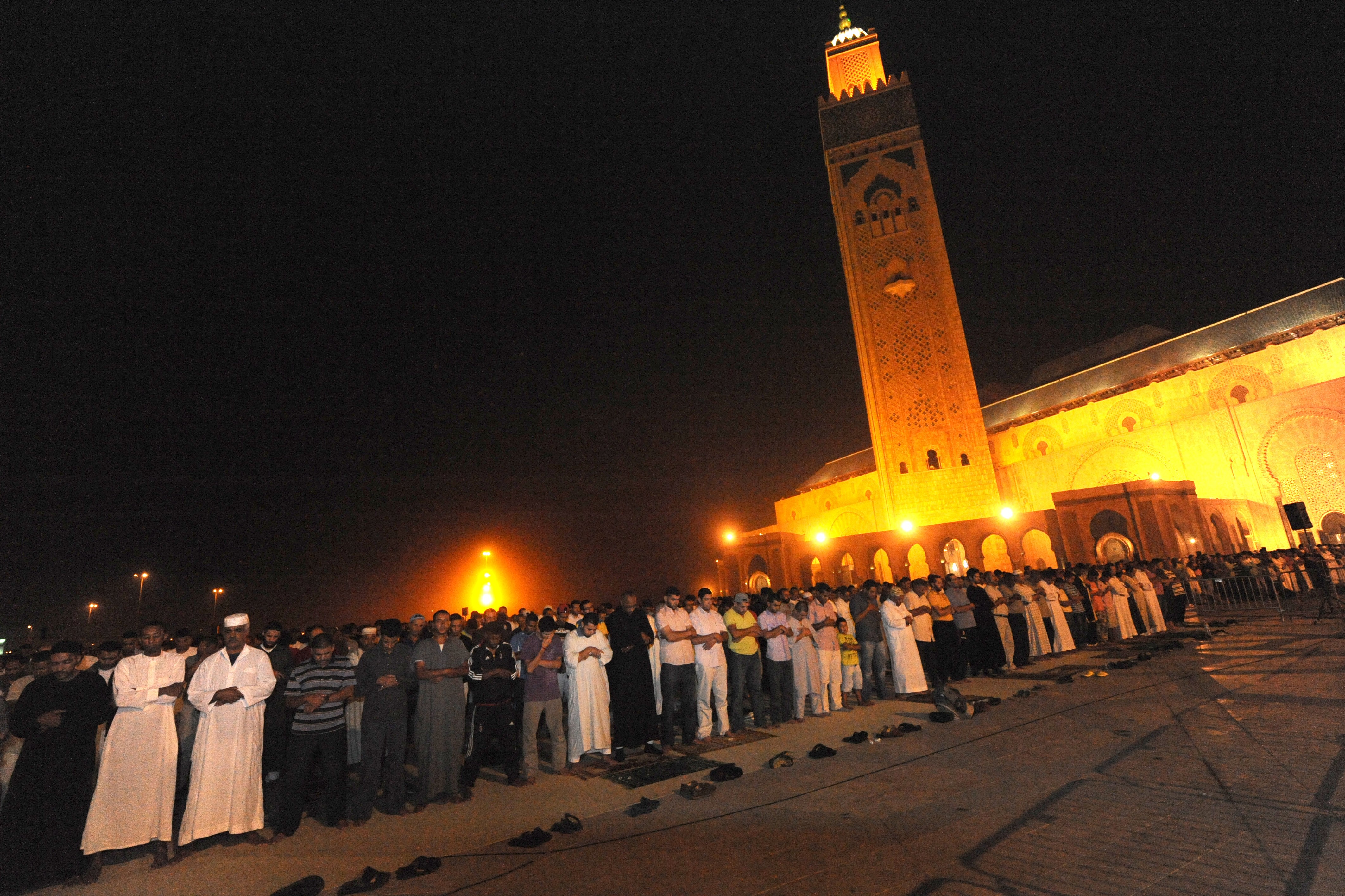 7779105793_des-fideles-prient-devant-la-mosquee-hassan-ii-de-casablanca-le-29-aout-2009