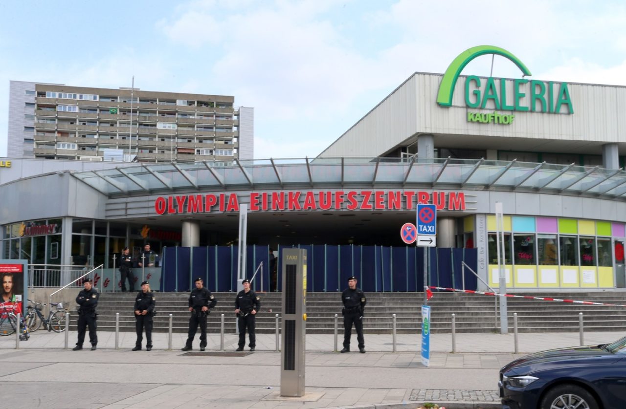 des-policiers-devant-centre-commercial-munich-lieu-fusillade-fait-9-morts-23-juillet-2017_0_1400_915