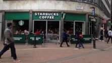 Un homme repère une caméra cachée dans les toilettes d&rsquo;un Starbucks