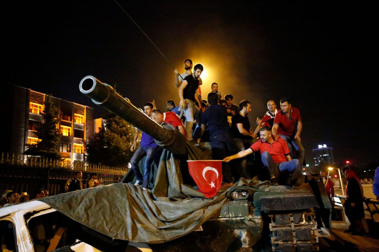 people-stand-on-a-turkish-army-tank-in-ankara_5638507
