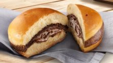 Arrêtez tout, McDonald&rsquo;s a sorti un burger au Nutella