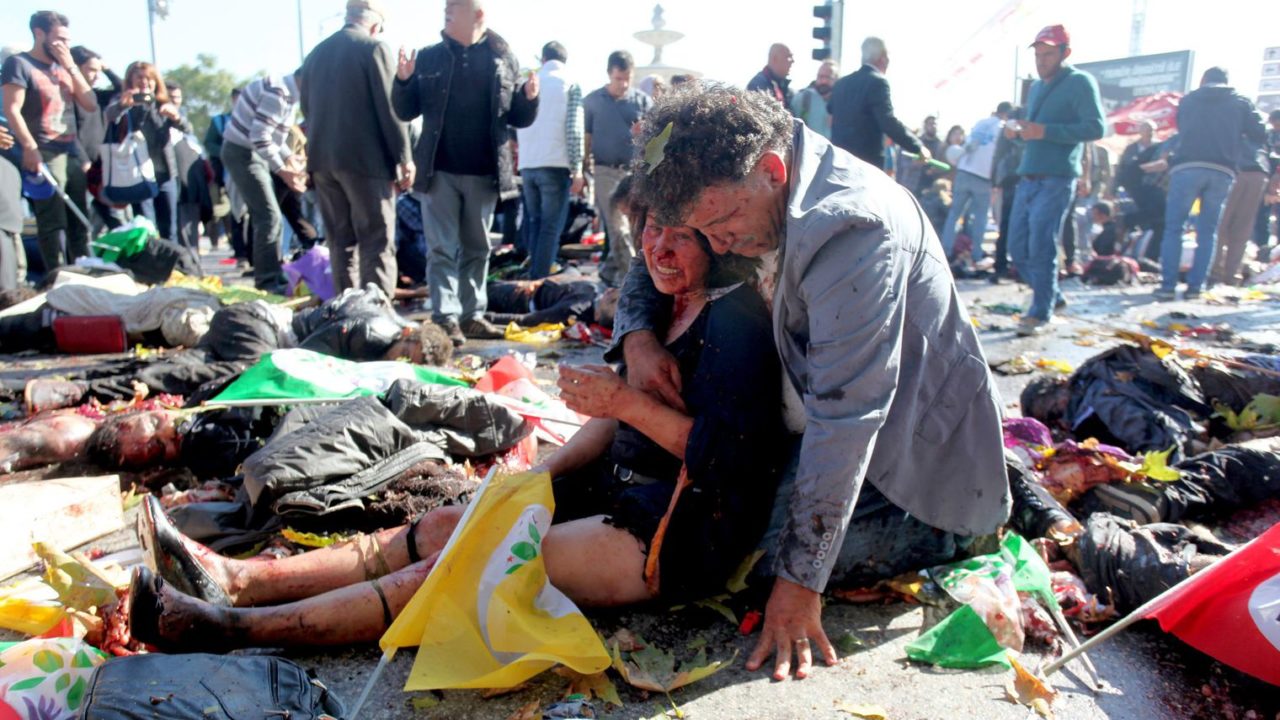 une-femme-blessee-dans-les-attentats-le-10-octobre-2015-a-ankara_5443343