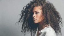 13 astuces beauté pour cheveux bouclés