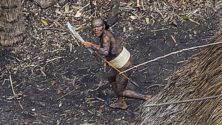 Photos : Un photographe découvre une tribu primitive qui ignore notre existence
