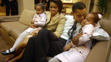 8 photos rares des filles Obama lors de leur premier jour à la Maison Blanche