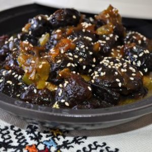 Son délicieux tajine aux pruneaux