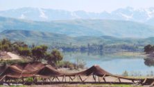 Mon beau Maroc : Le lac de Lalla Takerkoust, un havre de fraîcheur au pied de l&rsquo;Atlas