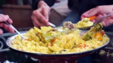 8 personnes que tu retrouves lors d’un dîner de famille marocain