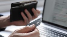 10 caractéristiques de cet ami qui ne jure que par sa carte bancaire