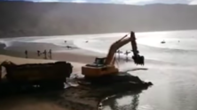 Le sable de la plage Imsouane se fait enlever par des « bulldozers »