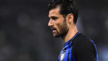 Un joueur de l&rsquo;Inter Milan aide une petite fille marocaine
