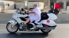 Un marocain part à la Omra en moto…