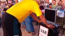Les habitants de Youssoufia utilisent la VAR dans un tournoi