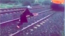 Un marocain se filme sur les rails d&rsquo;un train en train de chanter