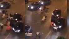 Des marocains s’empressent de ramasser de l&rsquo;argent jeté à Tanger