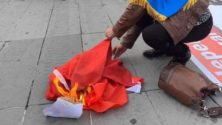 Ils brûlent le drapeau du Maroc en pleine manifestation à Paris…