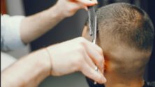 En plein confinement, un coiffeur continue de travailler dans son salon au Maroc