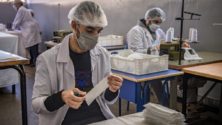 Des prisonniers marocains fabriquent 20.000 masques sanitaires quotidiennement