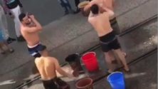 Et pendant ce temps : Des individus prennent une douche collective dans la rue à Casablanca