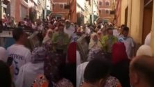 Et pendant ce temps : Des marocains célèbrent à Béni Mellal le test négatif au Covid-19 de leur voisin