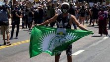 Le drapeau du Raja fait son apparition lors des manifestations aux États-Unis