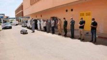 Photos : Des marocains se recueillent devant le corps d&rsquo;une victime de coronavirus à l&rsquo;hôpital