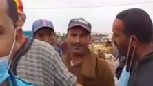 Vidéo : Il lui enlève sa bavette après la lui avoir prêté pour une interview