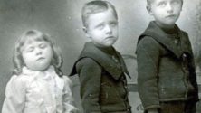 Dans les années 1800, on prenait les photos de famille avec les morts