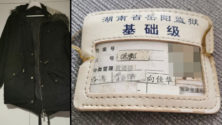 Une femme découvre la carte d’identité d’un prisonnier chinois dans sa veste