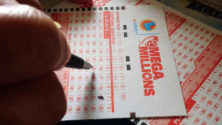 Une femme trouve un ticket de loterie à 3 millions $ dans ses spams