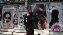 Les talibans placardent des affiches pour inciter les femmes à porter le hijab